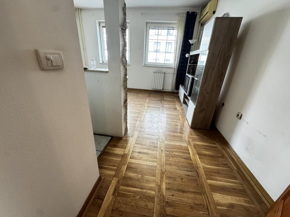 Slika 1 - GARSONJERA - NOVOSADSKOG SAJMA