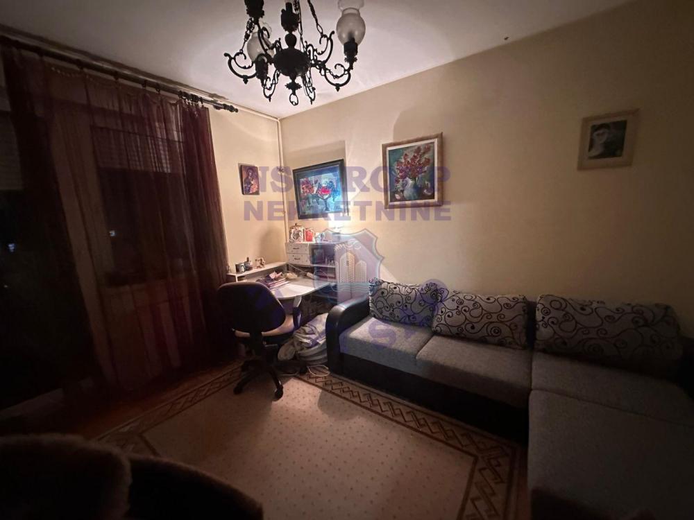 Slika 4 - Troiposoban, 80m2, Bulevar oslobođenja Novi Sad, sa terasom, ima lift