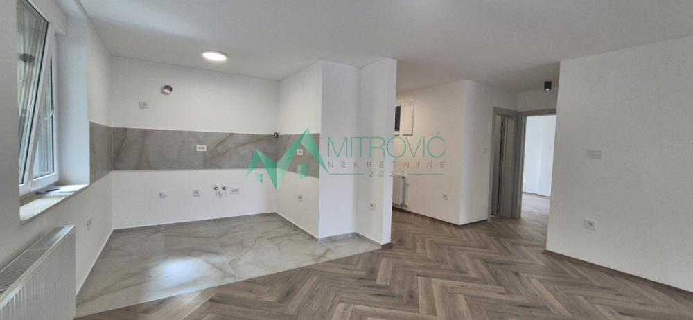 Slika 11 - Novi Sad, Telep - Četvorosoban stan površine 101m2 sa dva parking mesta i dvorištem 
