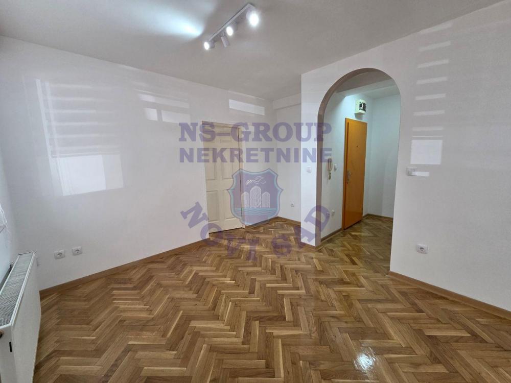 Slika 6 - Dvosoban, 40m2, Grbavica Novi Sad, sa terasom, ima lift