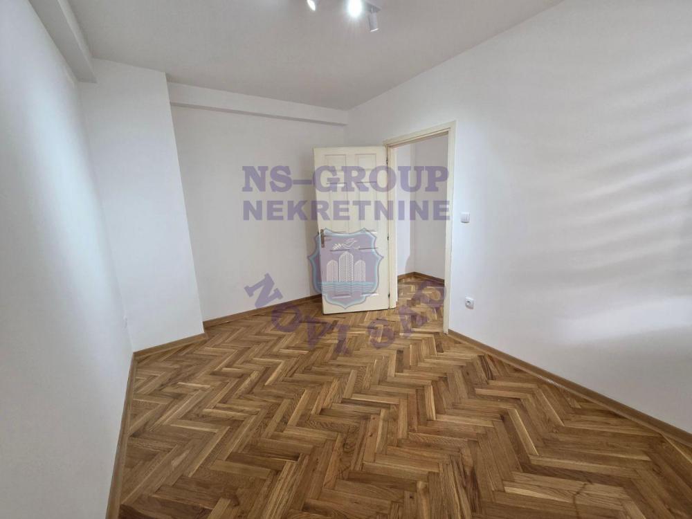 Slika 5 - Dvosoban, 40m2, Grbavica Novi Sad, sa terasom, ima lift