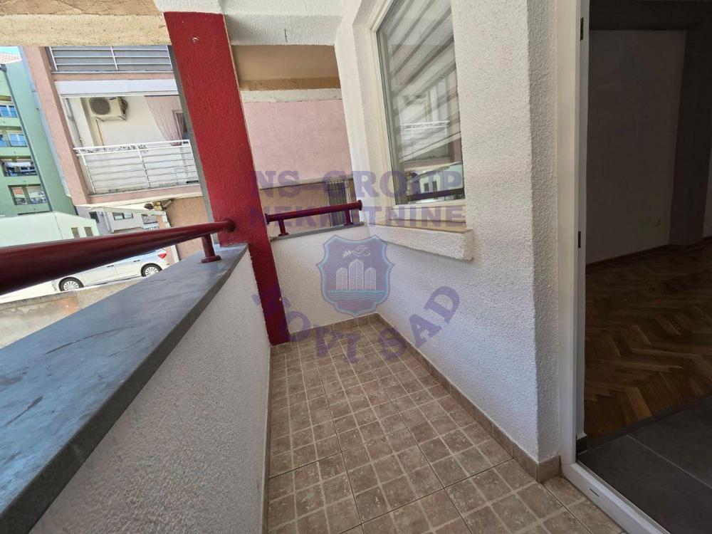 Slika 3 - Dvosoban, 40m2, Grbavica Novi Sad, sa terasom, ima lift