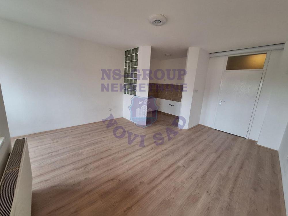 Slika 2 - Jednosoban, 34m2, Podbara Novi Sad, sa terasom, ima lift