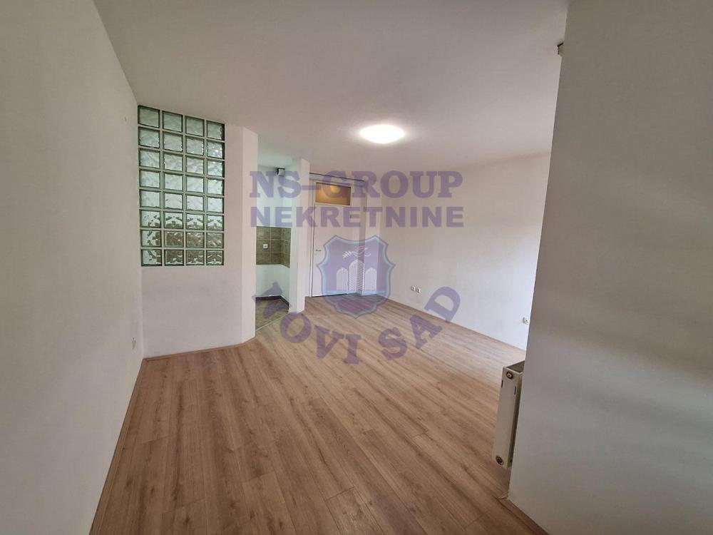 Slika 5 - Jednosoban, 34m2, Podbara Novi Sad, sa terasom, ima lift