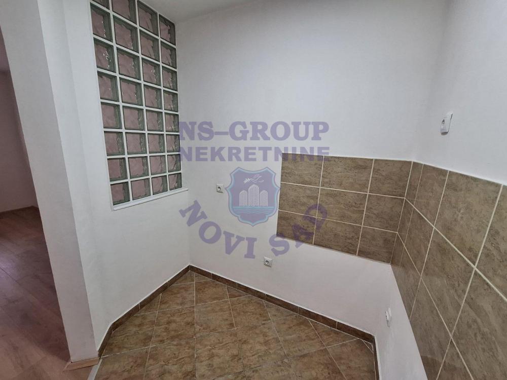 Slika 8 - Jednosoban, 34m2, Podbara Novi Sad, sa terasom, ima lift