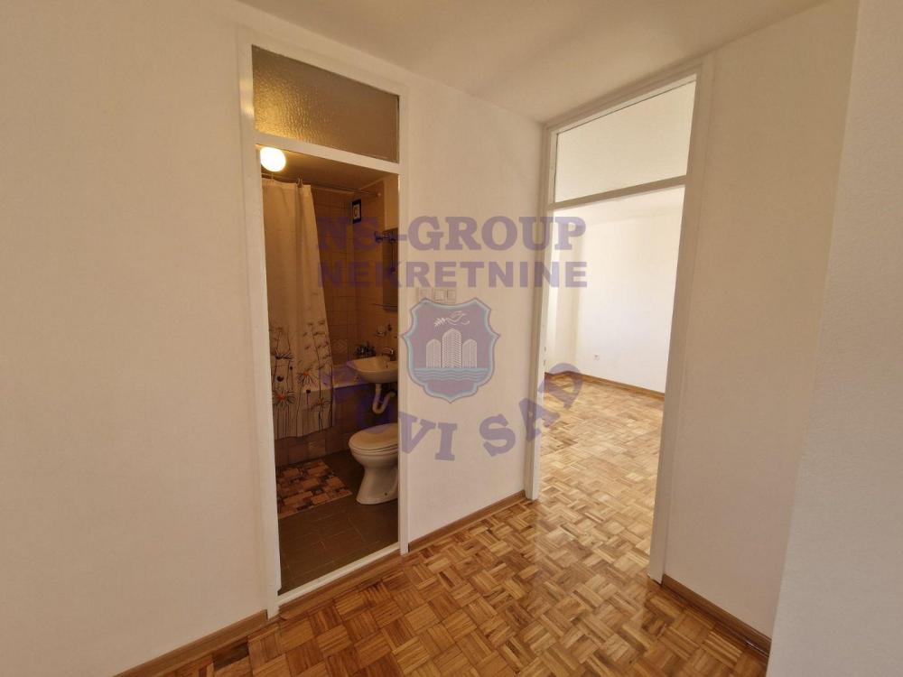 Slika 3 - Trosoban, 78m2, Liman 4 Novi Sad, sa terasom, ima lift