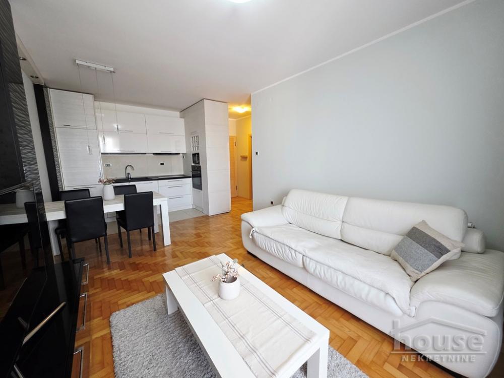 Glavna slika -Stan,NOVI SAD,BULEVAR EVROPE,kv: 42.00, € 140000, ID: 1065485