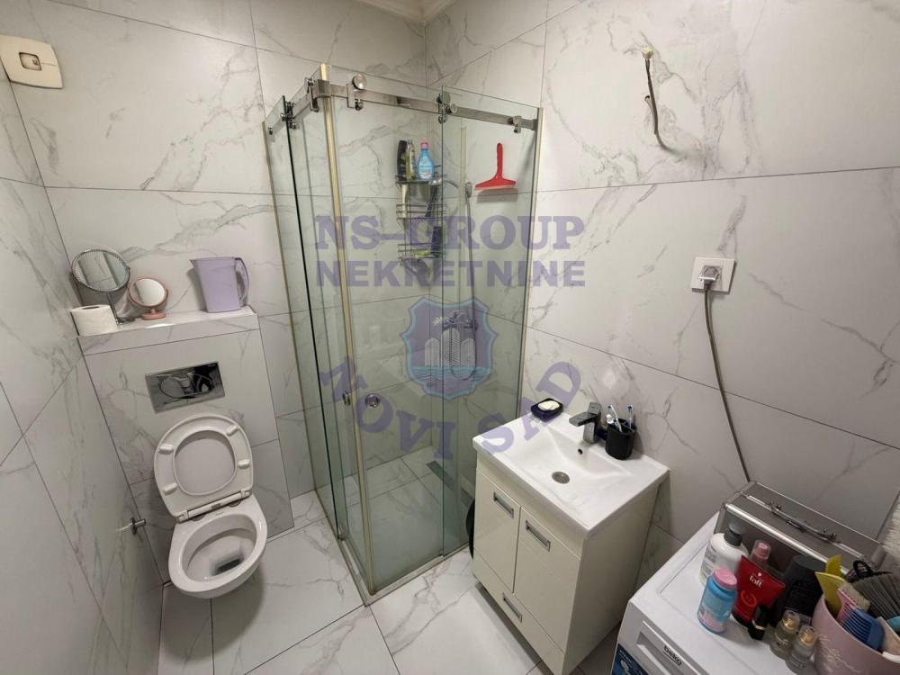 Slika 3 - Dvosoban, 44m2, Avijatičarsko naselje Novi Sad, sa terasom, ima lift