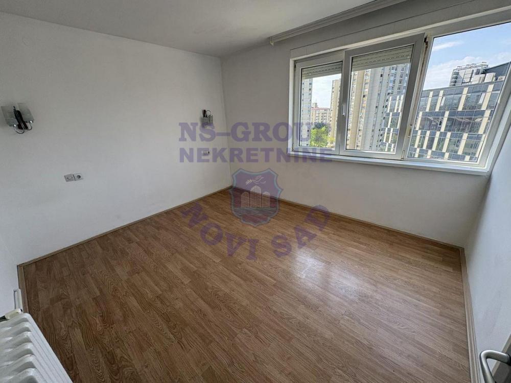 Slika 2 - Trosoban, 64m2, Liman 1 Novi Sad, sa terasom, ima lift