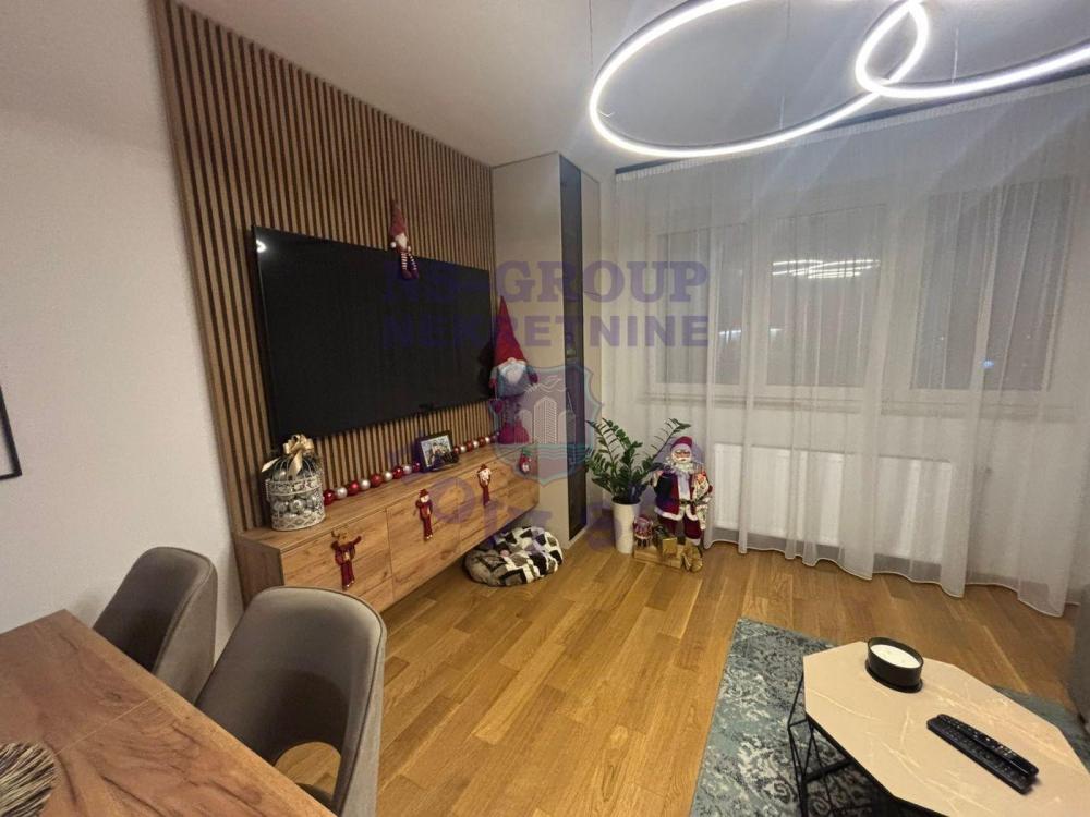 Slika 1 - Troiposoban, 79m2, Nova Detelinara Novi Sad, sa terasom, ima lift