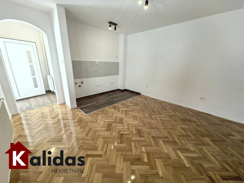 Slika 1 - Stan,NOVI SAD,CENTAR,kv: 24, € 84000, ID: 1008764
