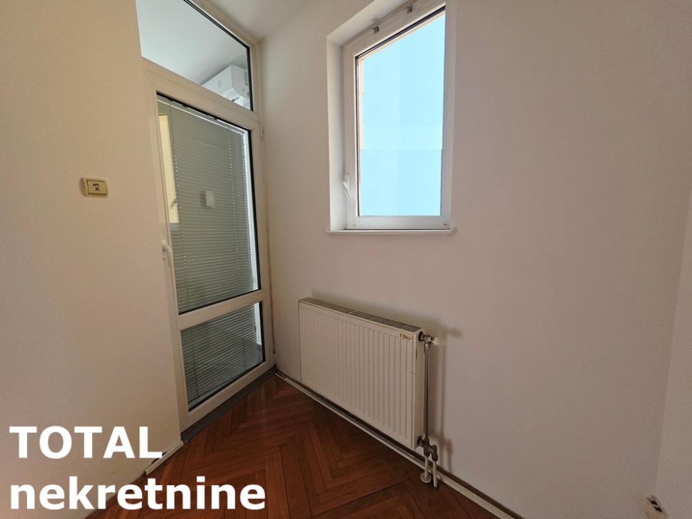Slika 8 - Stan,NOVI SAD,BULEVAR,kv: 46.00, € 143000, ID: 1102583