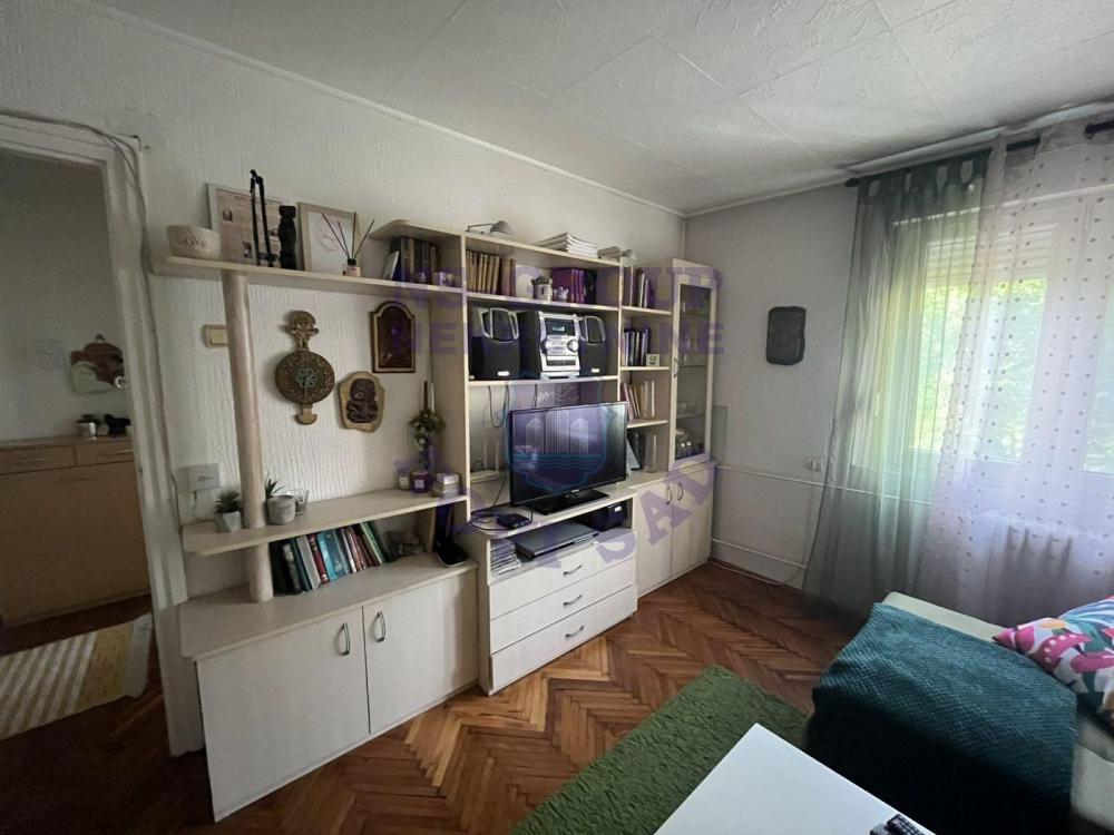 Slika 1 - Odlican dvosoban stan na Detelinari!