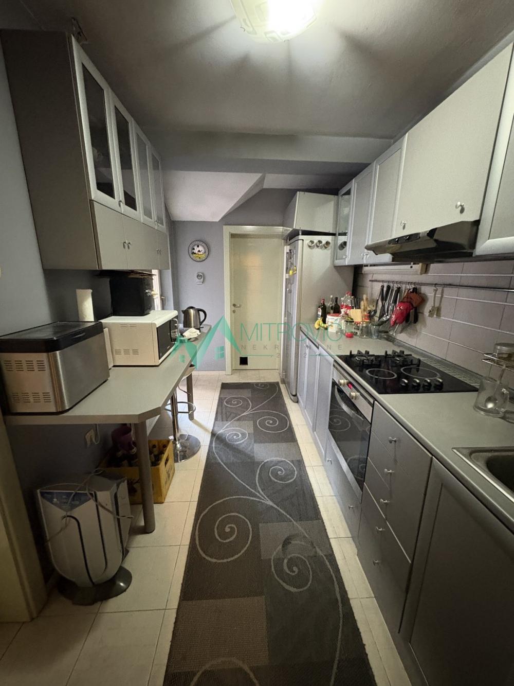 Slika 5 - Komforan, namešten četvorosoban stan, sa parking mestom, u centru Novog Sada-retko u ponudi 