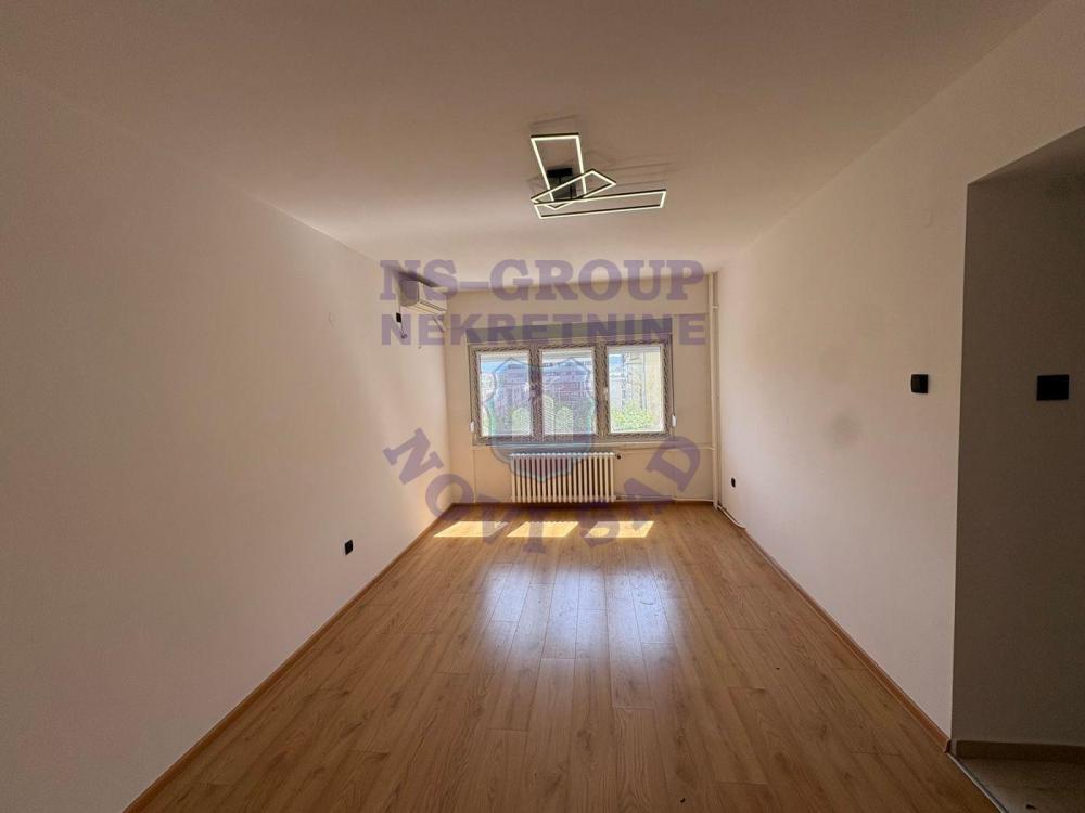 Glavna slika -Na prodaju dvosoban stan površine 38m², u neposrednoj blizini Novosadskog sajma. 