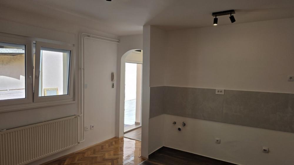 Slika 3 - Stan,NOVI SAD,CENTAR,kv: 22.00, € 77100, ID: 1059400
