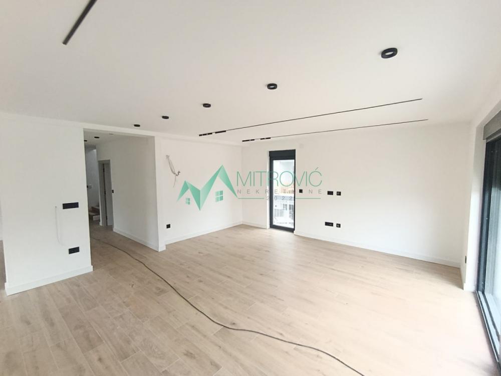 Glavna slika -Petosoban stan u dva nivoa 201m2 - Telep  