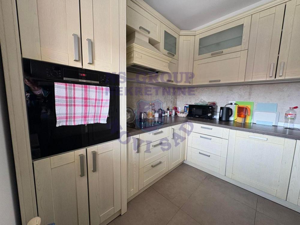 Slika 1 - Prodaja stana, 132m2, Novo naselje Novi Sad, sa terasom, ima lift