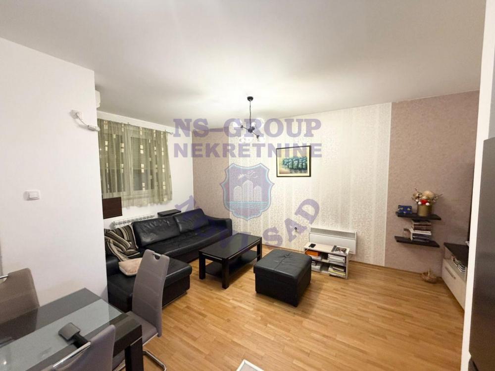 Slika 1 - Trosoban, 53m2, Socijalno Novi Sad, sa terasom, ima lift