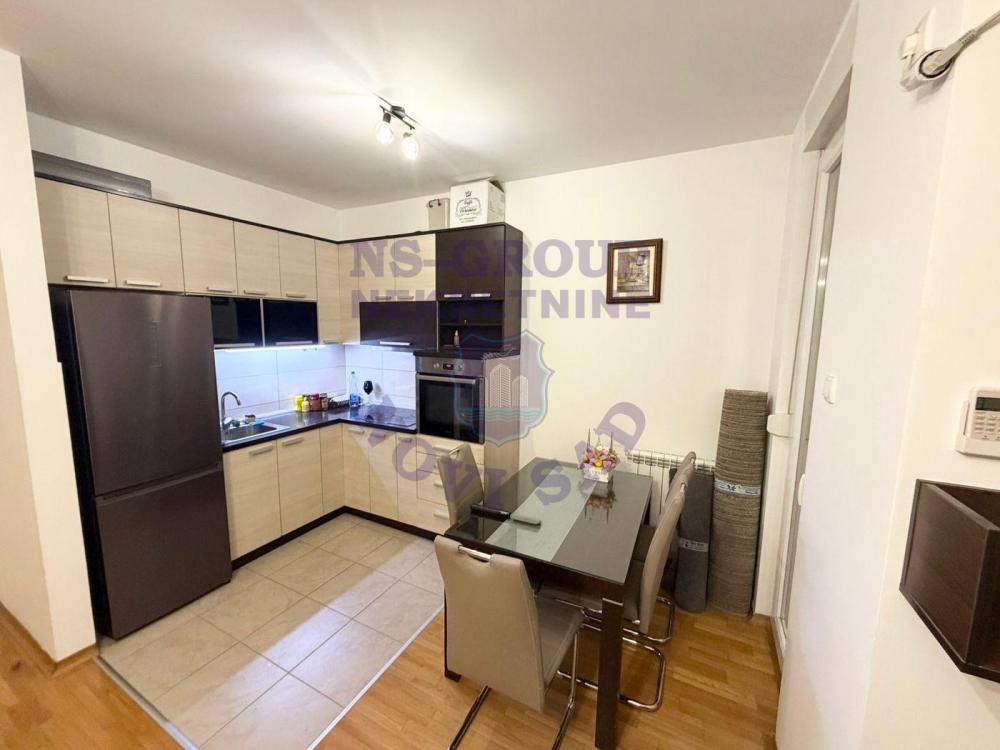 Slika 2 - Trosoban, 53m2, Socijalno Novi Sad, sa terasom, ima lift