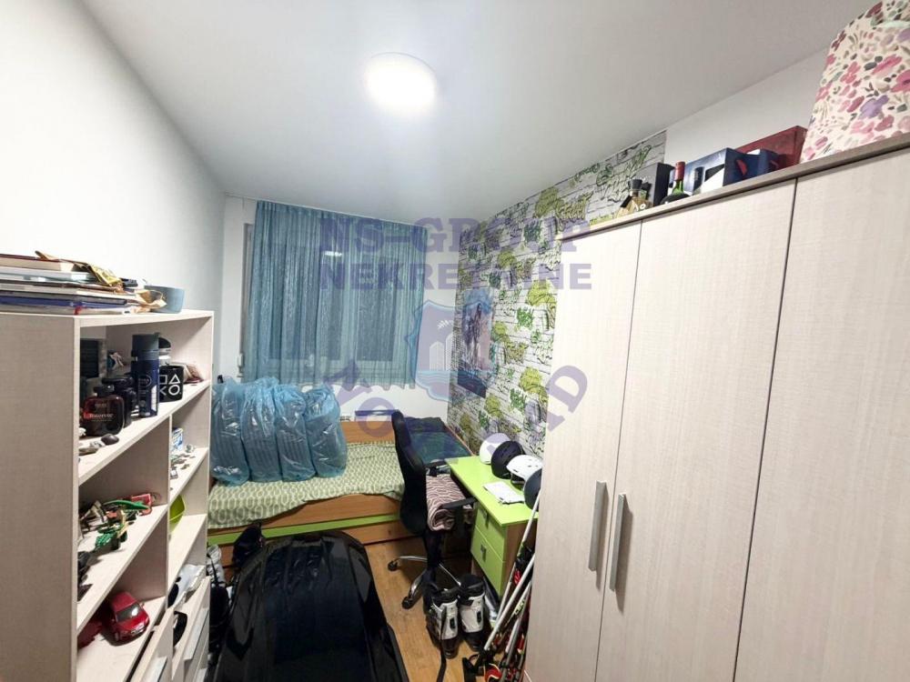Slika 4 - Trosoban, 53m2, Socijalno Novi Sad, sa terasom, ima lift