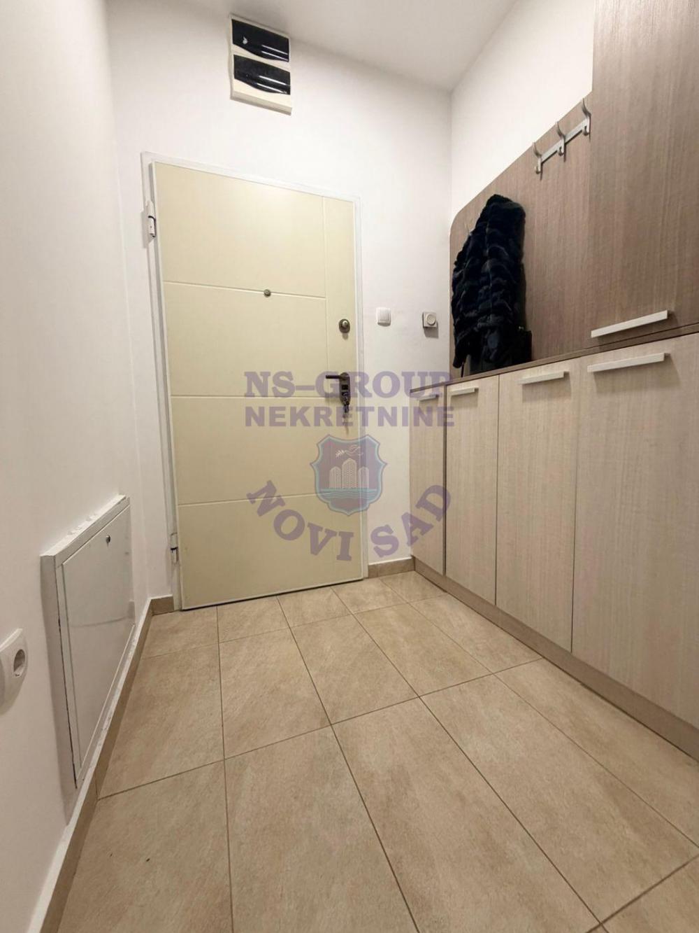Slika 5 - Trosoban, 53m2, Socijalno Novi Sad, sa terasom, ima lift