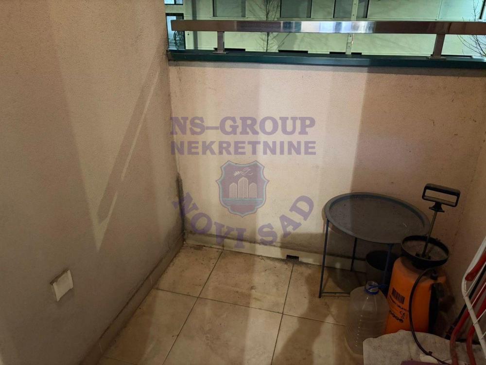 Slika 7 - Trosoban, 53m2, Socijalno Novi Sad, sa terasom, ima lift