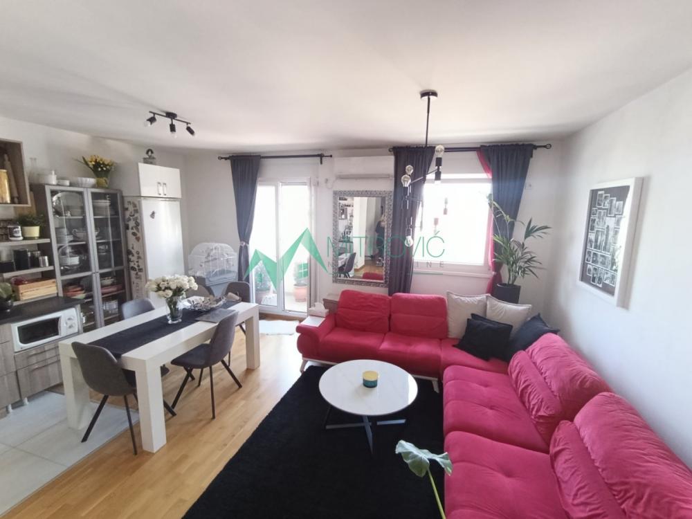 Slika 2 - Trosoban, 72m2, Lipov gaj Novi Sad Novi Sad, sa terasom