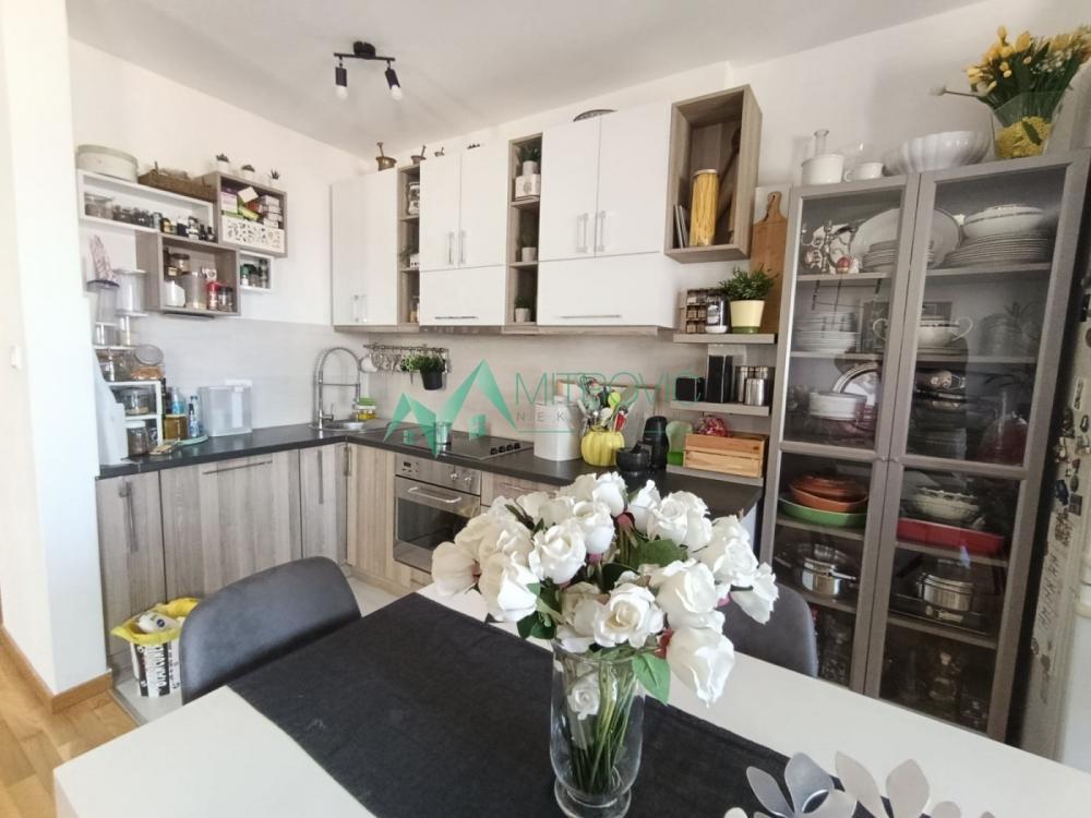 Slika 3 - Trosoban, 72m2, Lipov gaj Novi Sad Novi Sad, sa terasom