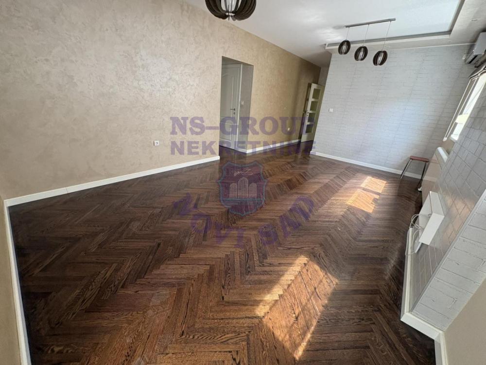 Slika 8 - Trosoban, 94m2, Novi Sad centar Novi Sad, sa terasom