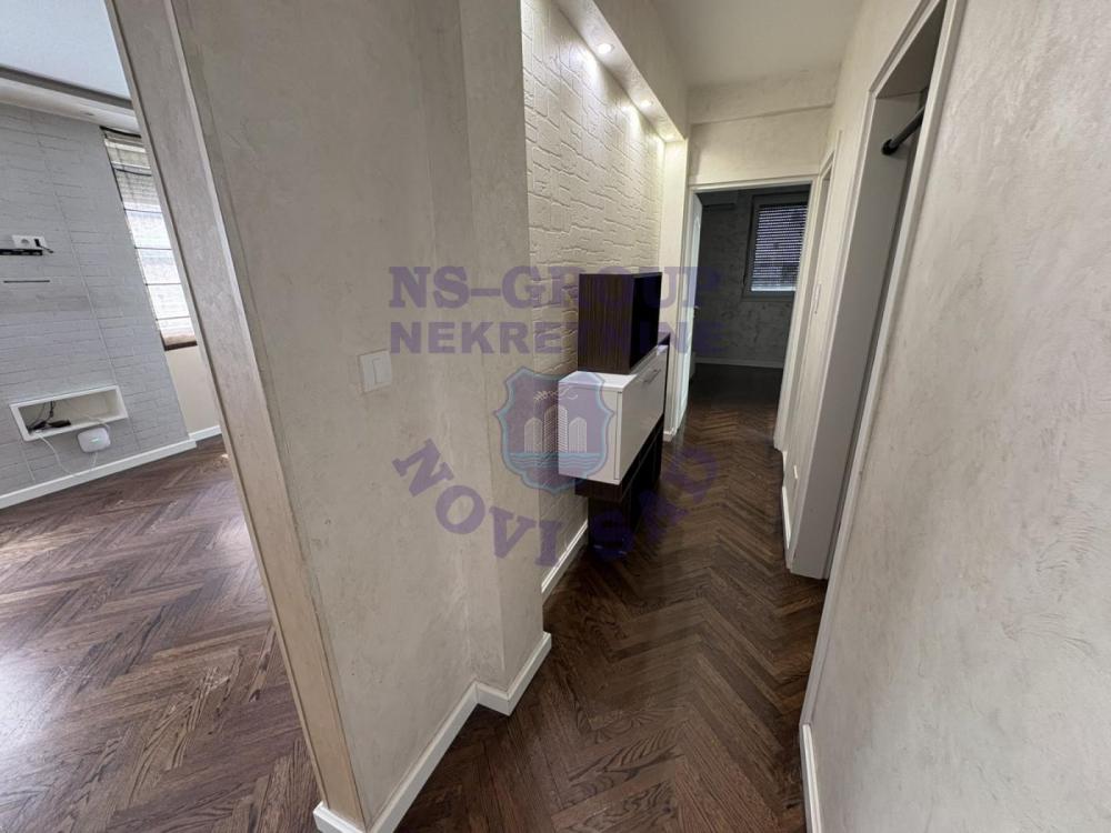 Slika 9 - Trosoban, 94m2, Novi Sad centar Novi Sad, sa terasom
