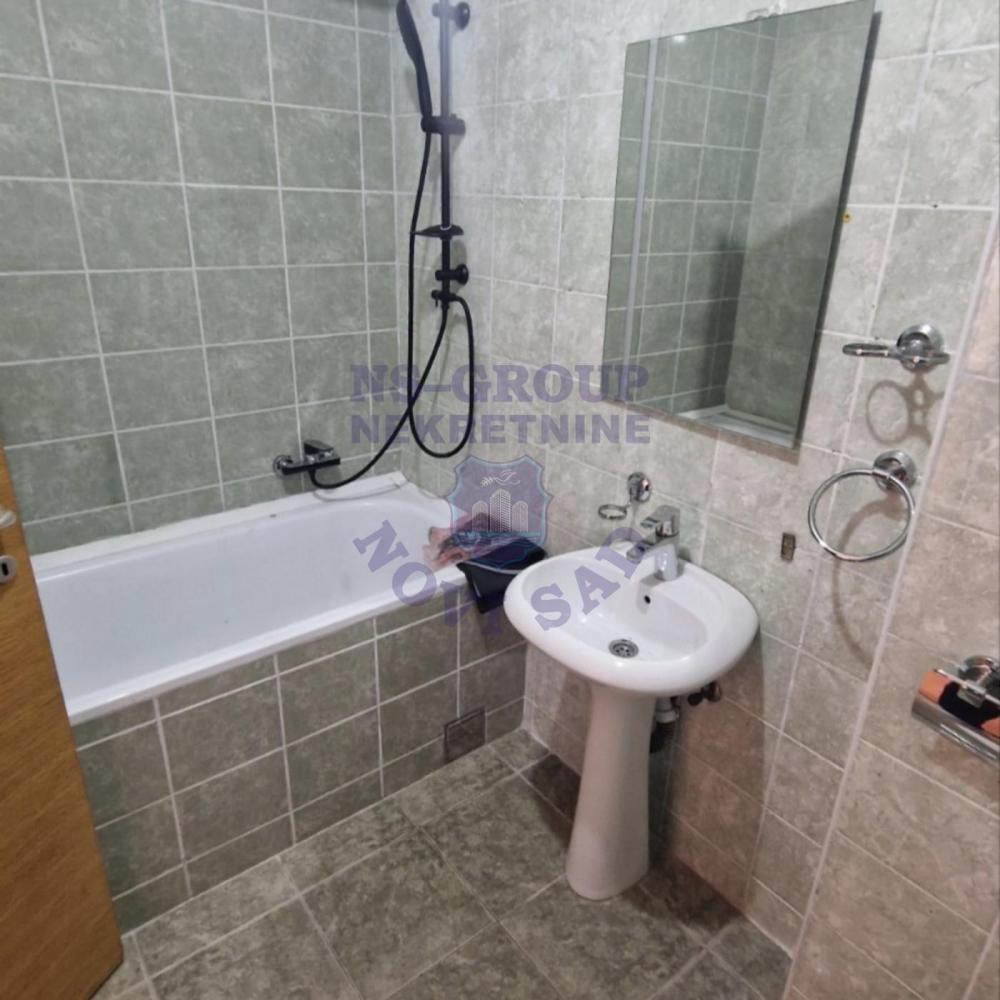 Slika 7 - Četvorosoban, 96m2, Detelinara Novi Sad, sa terasom, ima lift