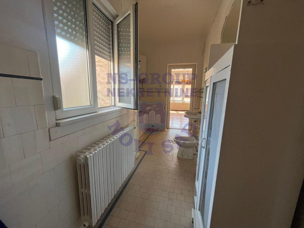 Slika 8 - Troiposoban, 173m2, Novi Sad centar Novi Sad, sa terasom