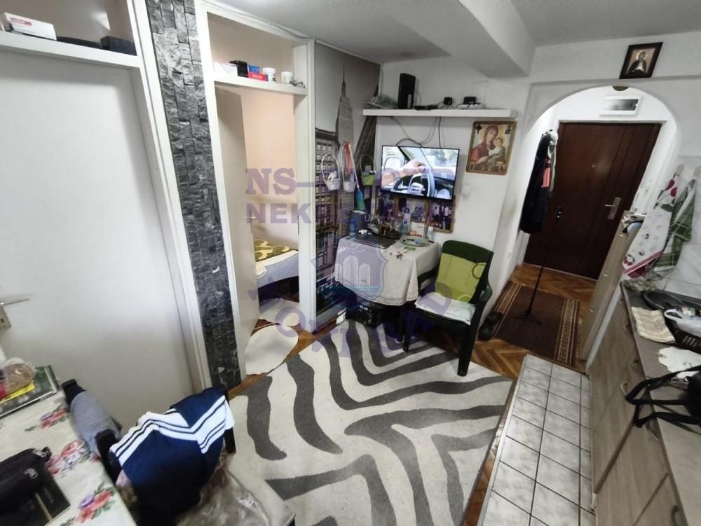 Glavna slika -Jednosoban, 33m2, Avijatičarsko naselje Novi Sad, sa terasom, ima lift