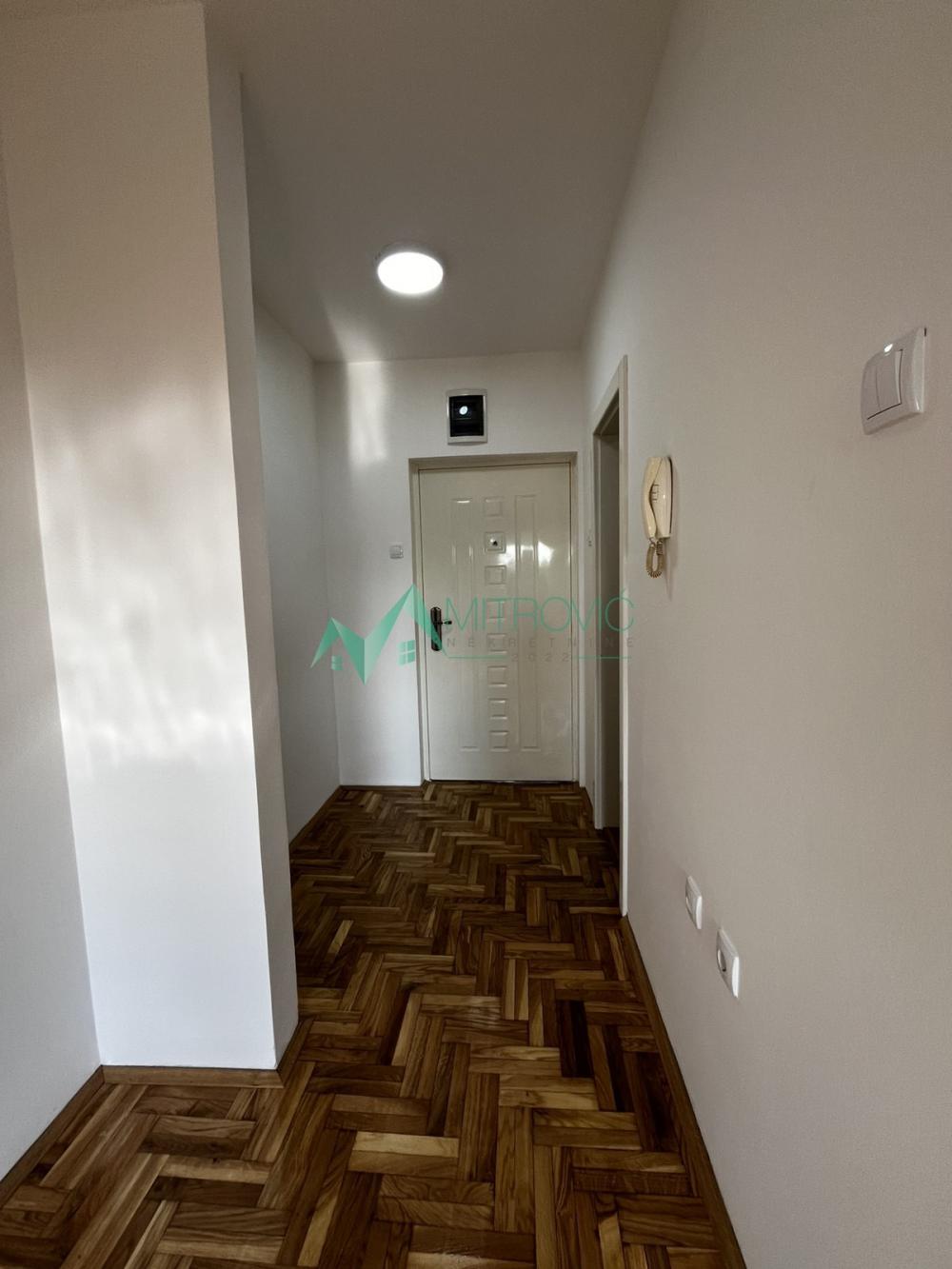 Slika 5 - Prodaje se renovirana garsonjera na Bulevaru patrijarha Pavla.