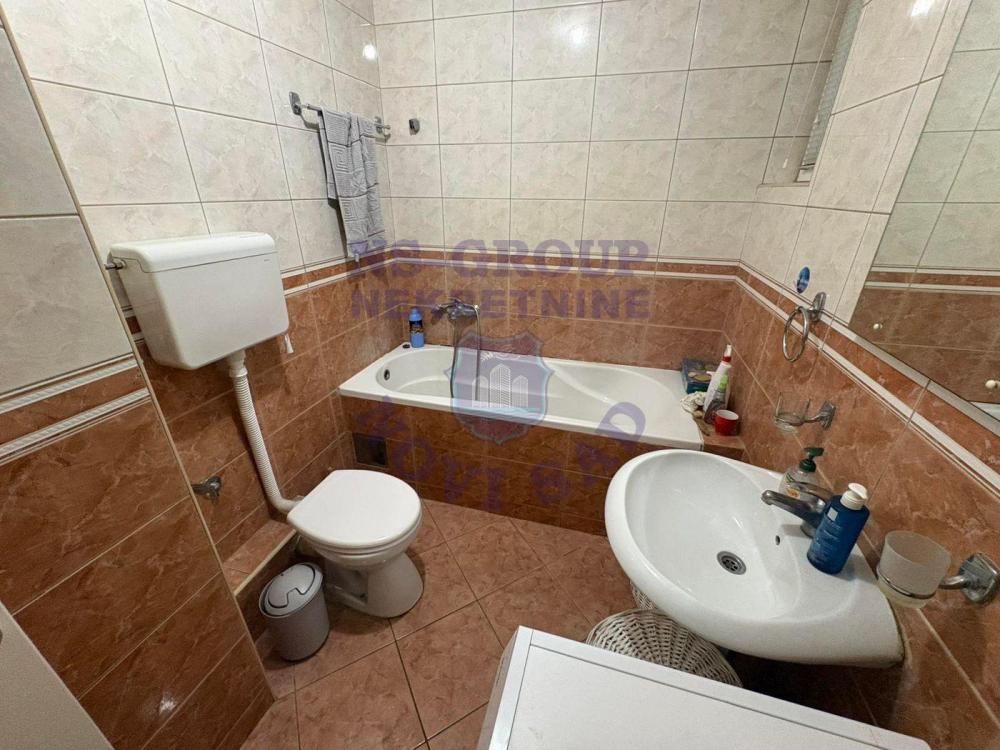 Slika 1 - Dvoiposoban, 55m2, Nova Detelinara Novi Sad, sa terasom, ima lift