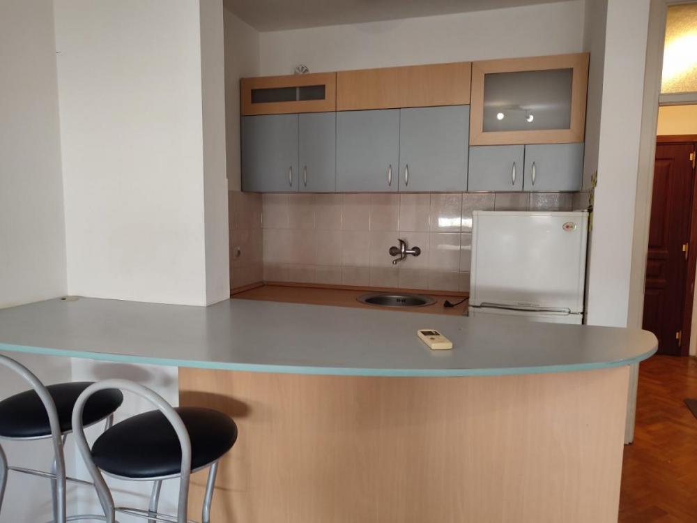 Slika 2 - Jednosoban, 29m2, Rotkvarija Novi Sad, ima lift
