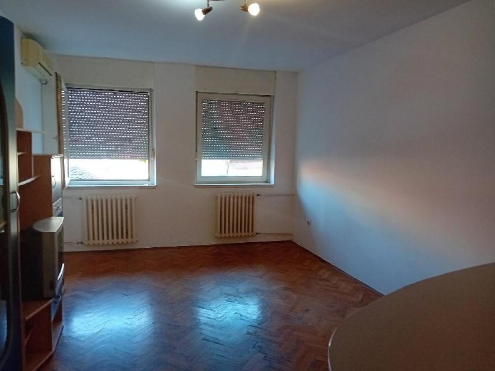 Glavna slika -Jednosoban, 29m2, Rotkvarija Novi Sad, ima lift