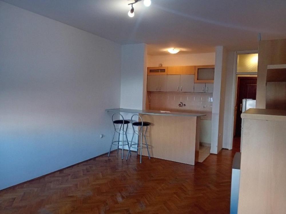 Slika 1 - Jednosoban, 29m2, Rotkvarija Novi Sad, ima lift