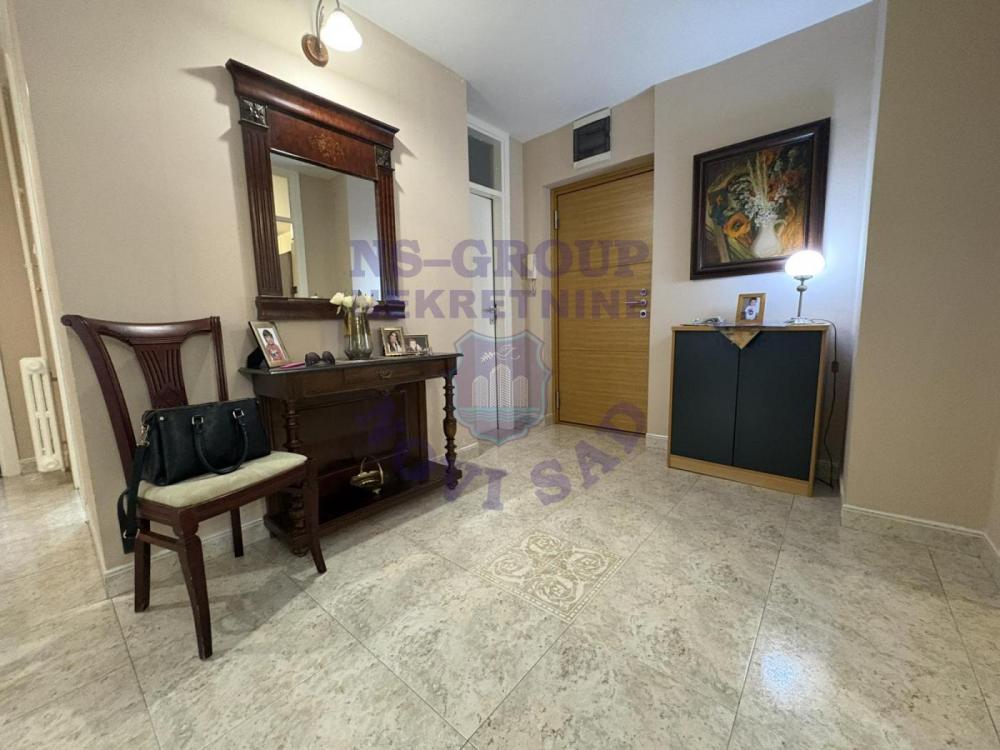 Slika 8 - Renoviran porodican na Novom Naselju!