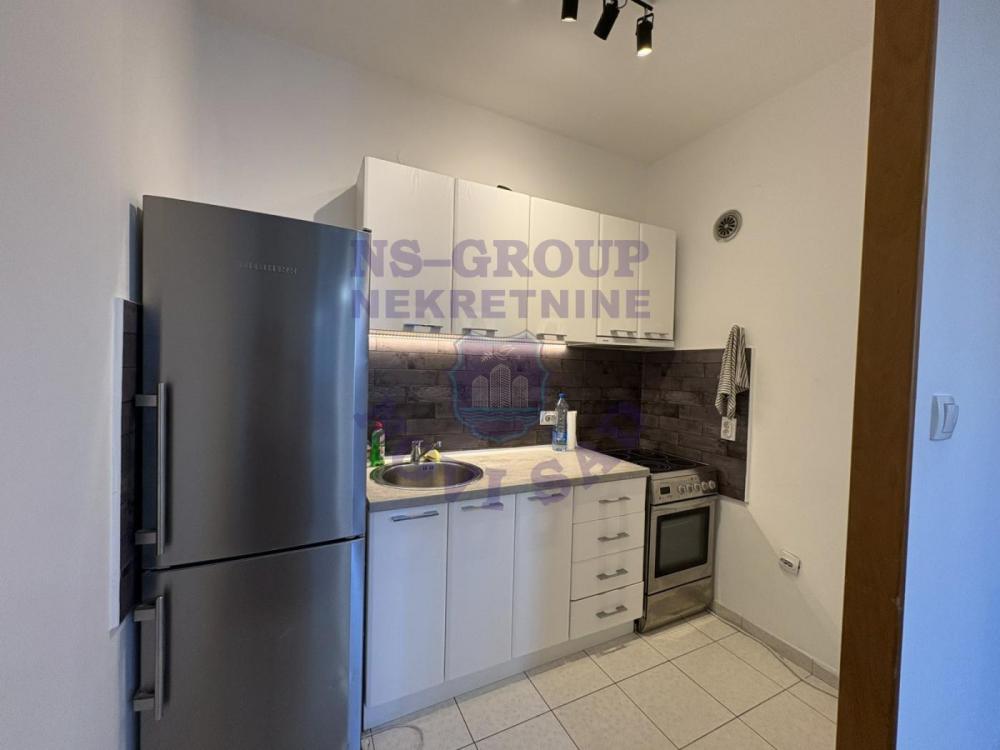 Slika 3 - Jednoiposoban, 42m2, Novi Sad centar Novi Sad, sa terasom, ima lift