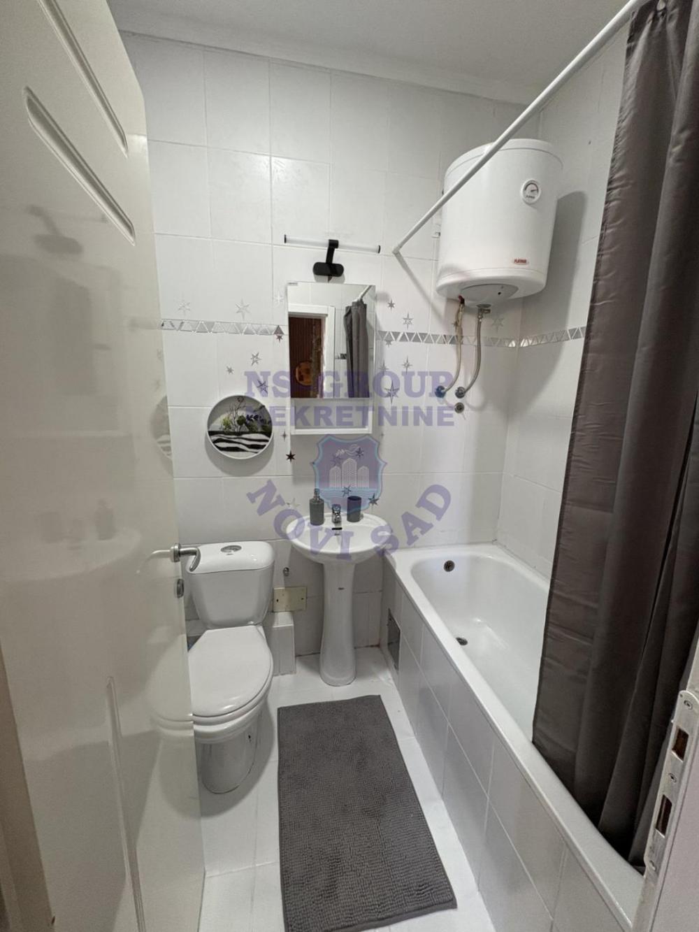 Slika 6 - Jednoiposoban, 42m2, Novi Sad centar Novi Sad, sa terasom, ima lift