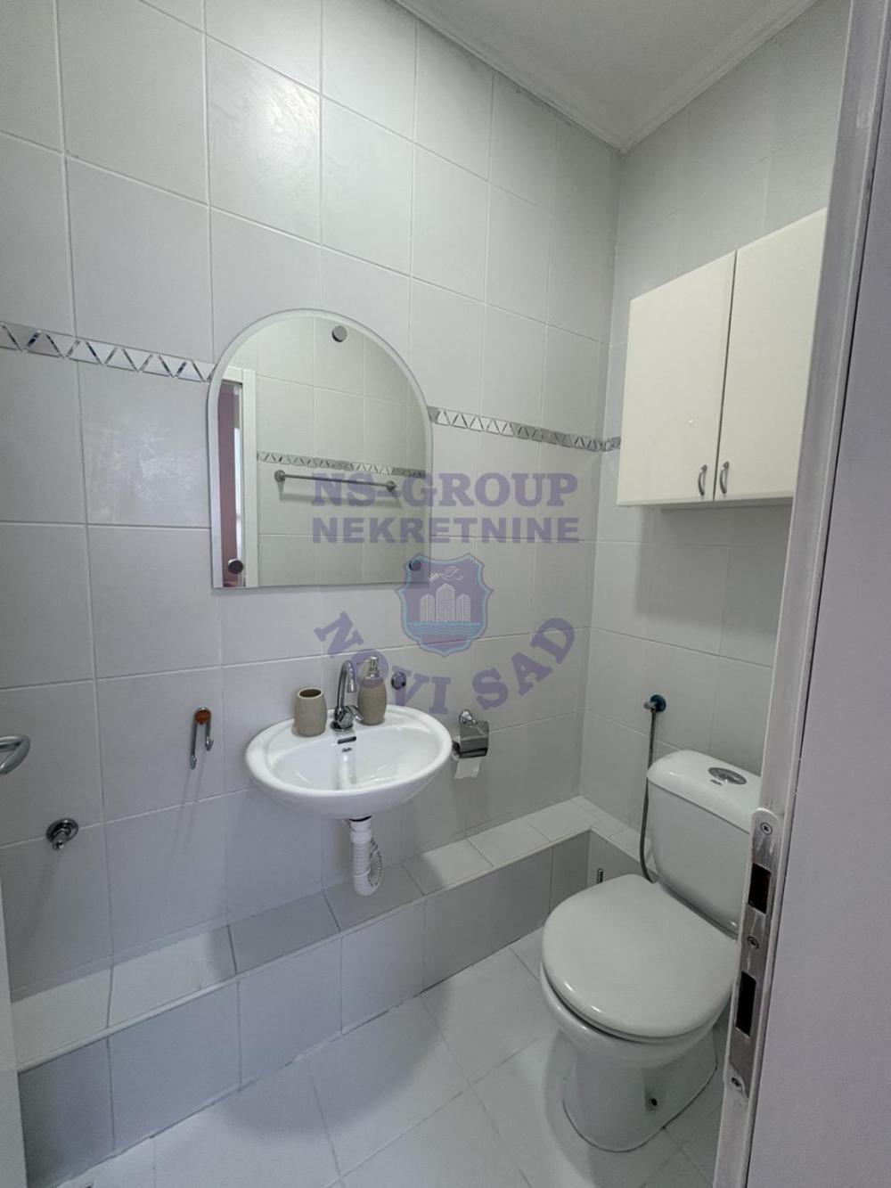 Slika 8 - Jednoiposoban, 42m2, Novi Sad centar Novi Sad, sa terasom, ima lift