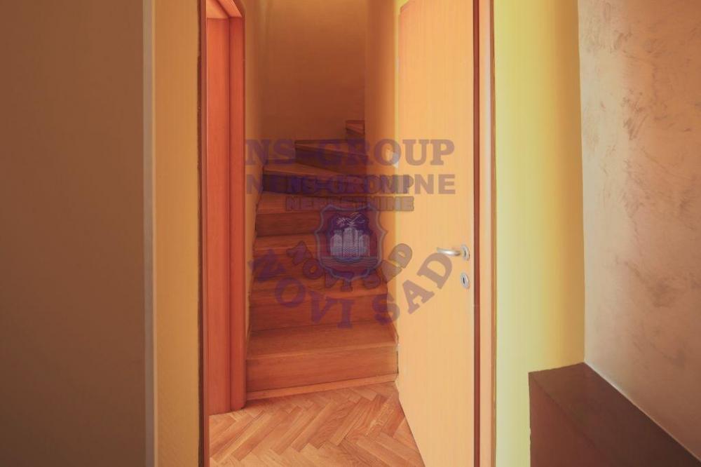 Slika 10 - Odlican cetvoroiposoban stan u Centru!