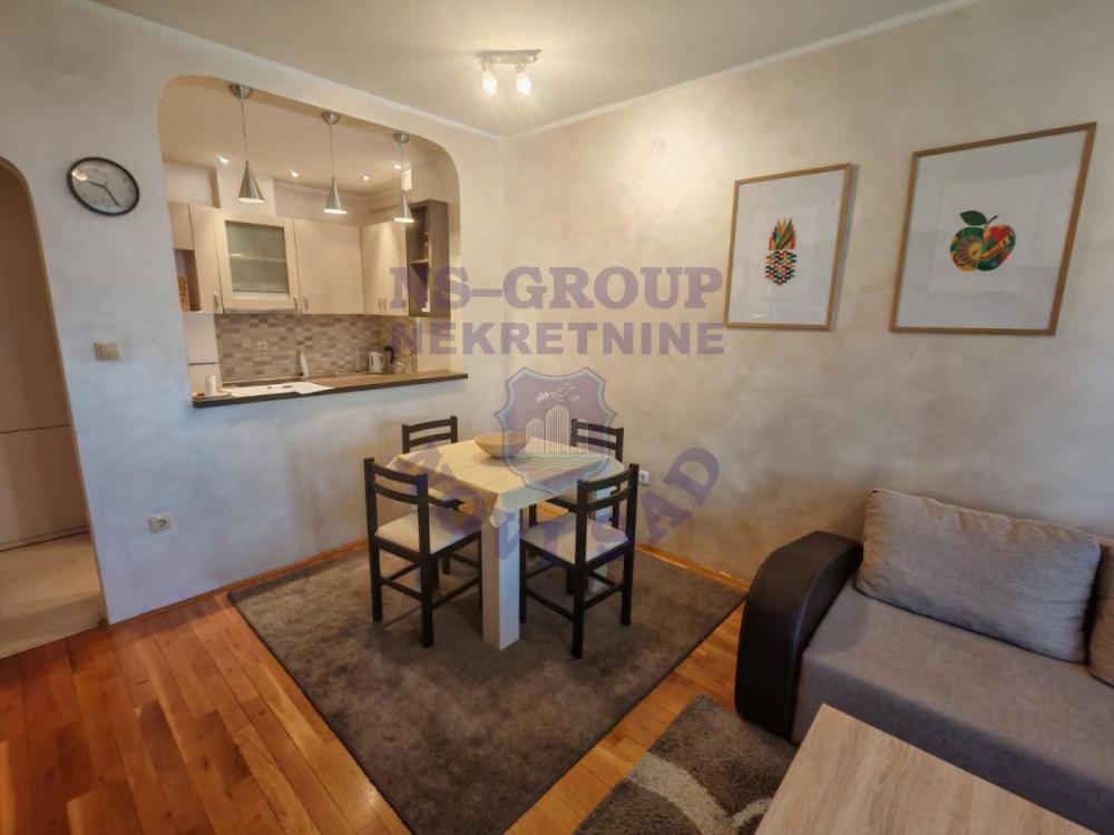 Slika 4 - Dvosoban, 52m2, Trg Komenskog Novi Sad, sa terasom, ima lift