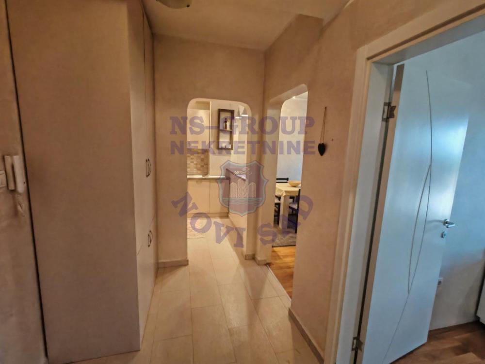 Slika 5 - Dvosoban, 52m2, Trg Komenskog Novi Sad, sa terasom, ima lift