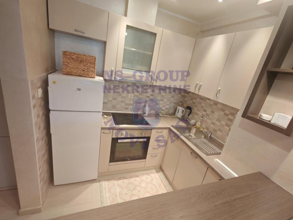 Slika 2 - Dvosoban, 52m2, Trg Komenskog Novi Sad, sa terasom, ima lift