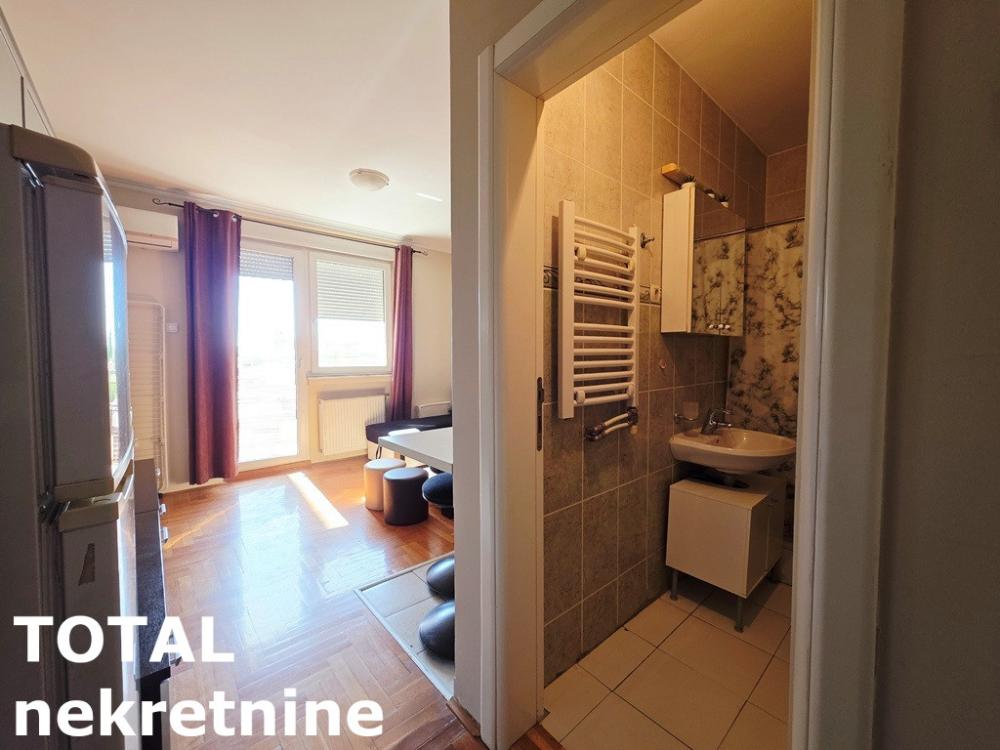 Slika 8 - Stan,NOVI SAD,BULEVAR,kv: 23.00, € 93000, ID: 1102683