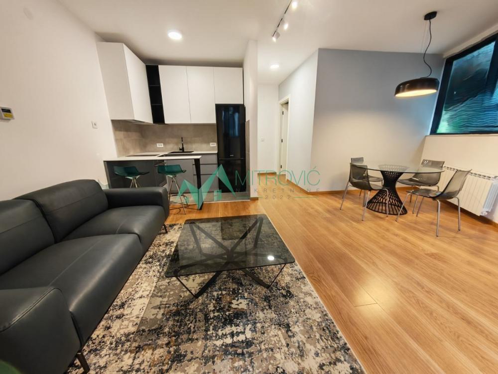 Glavna slika -Moderno opremljen poslovni apartman u srcu Novog Sada, smeš