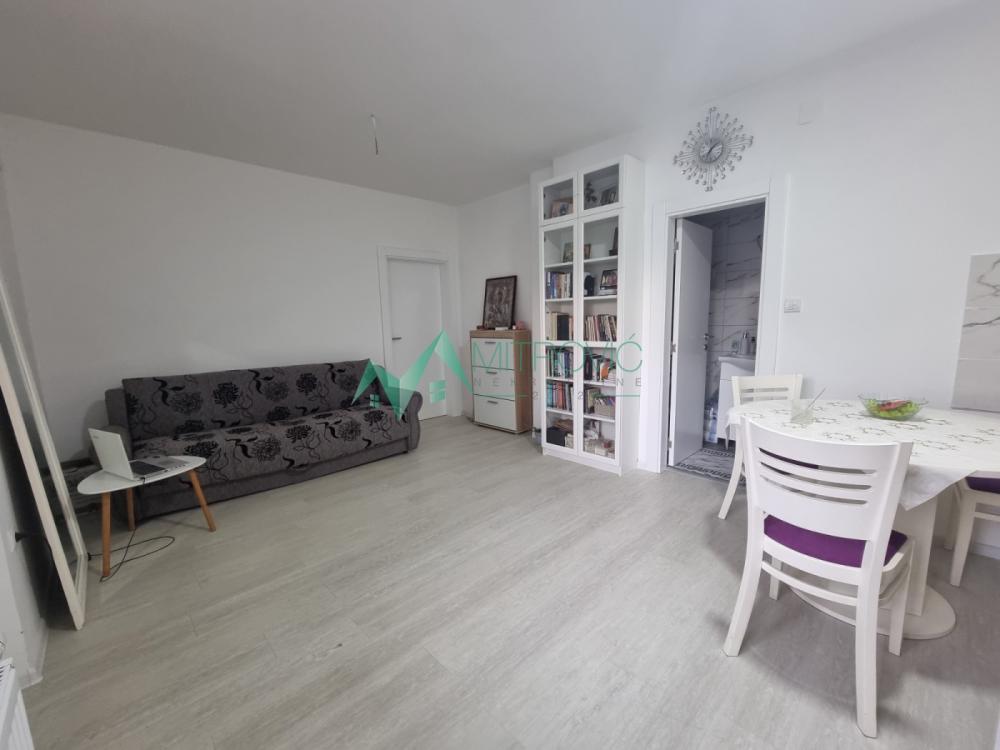 Slika 2 - Dvosoban stan 51m² - centar Veternika. 